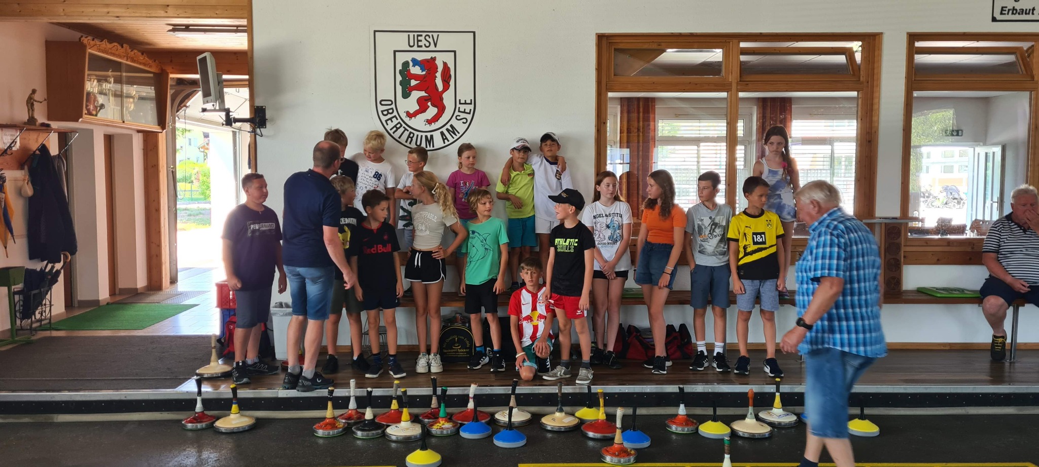 Kinder und Betreuer beim Ferienspa&szlig;