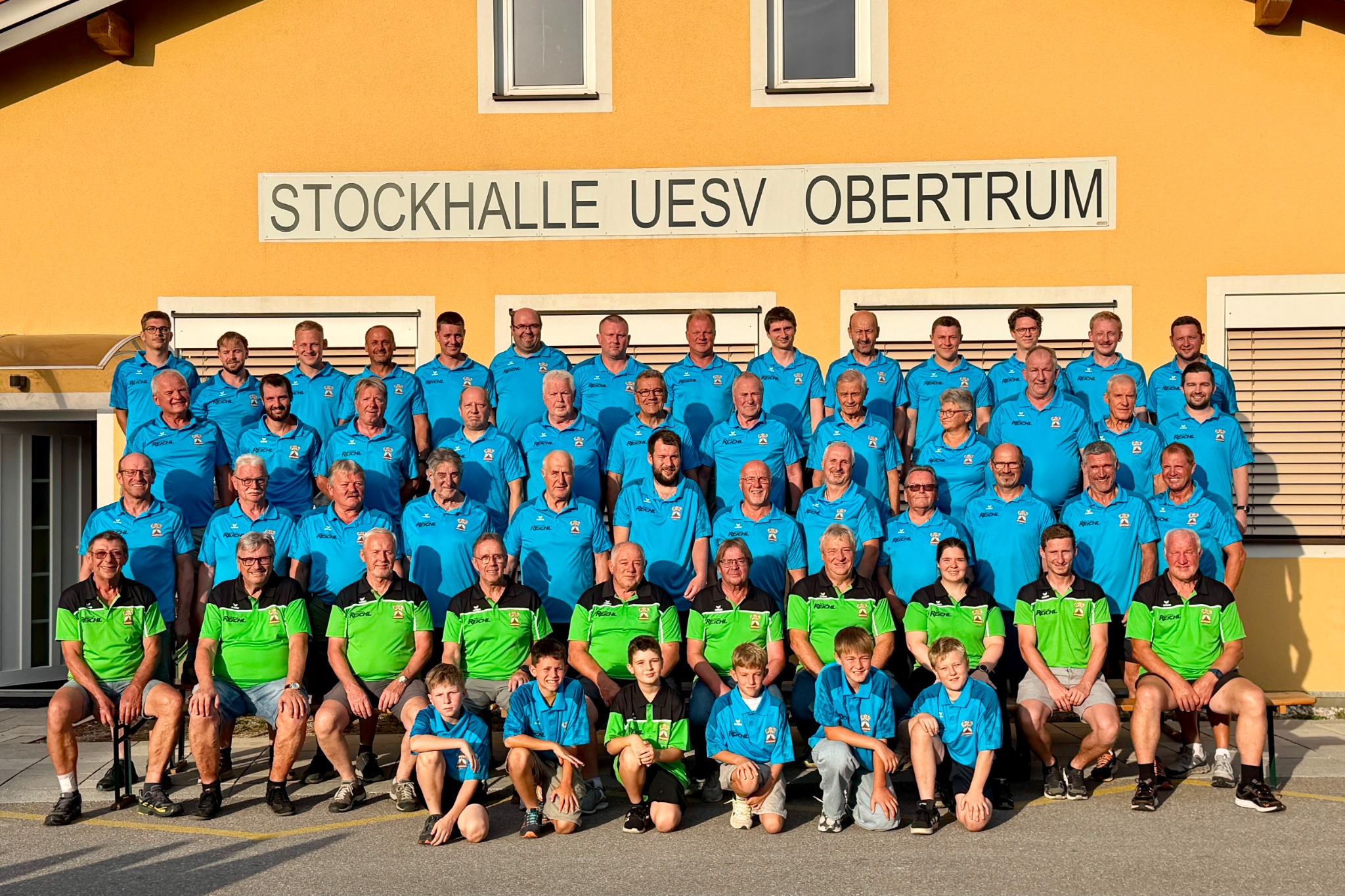 UESV Obertrum Mannschaft vor der Stockhalle